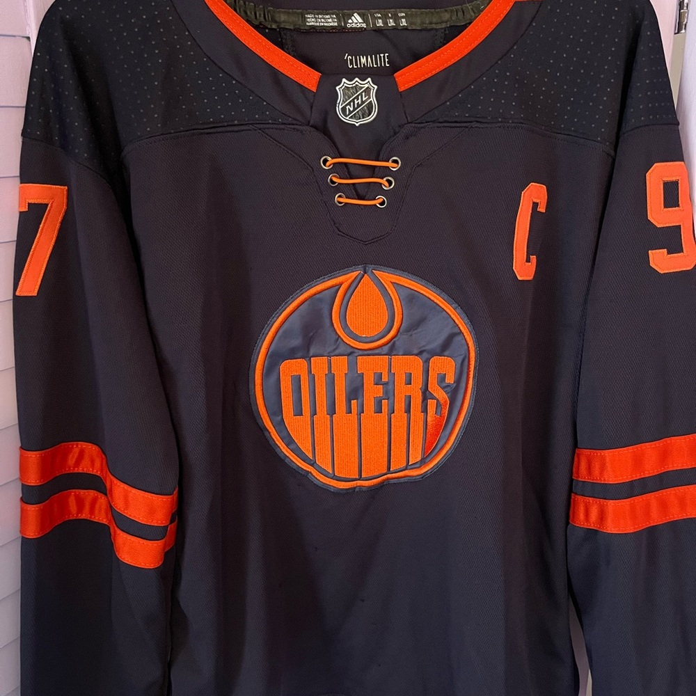 adidas NHL Oilers Jersey - Black and Orange.EUC L/XL.Features McDavid 10